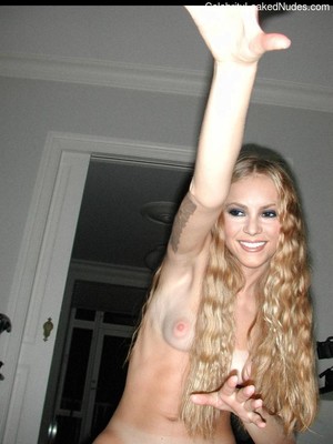 Newest Celebrity Nude Shakira 5 pic